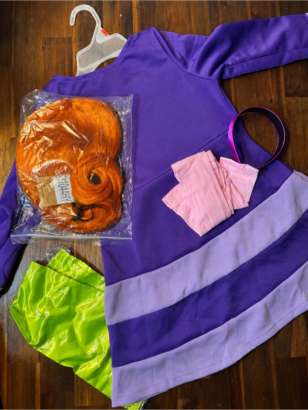 NWT - Daphne Scooby-Doo Girls Halloween Costume Set Size 7/8 Wig, dress, socks… - Picture 3 of 12